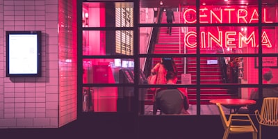 热门国产剧《繁花》海报，展现上海都市风情